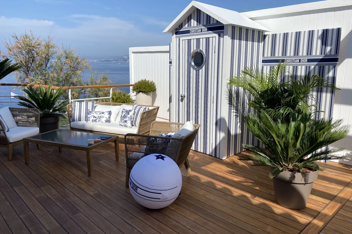 Réalisation Nazarian : terrasse végétalisée avec des palmiers en pots pour Christian Dior
